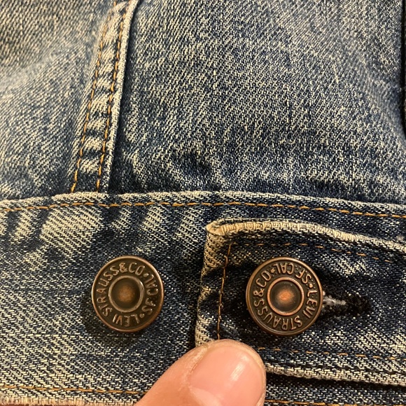 Vintage early to mid 70s Levi’s/Ford denim trucker jacket,with natural distress - Picture 13 of 14